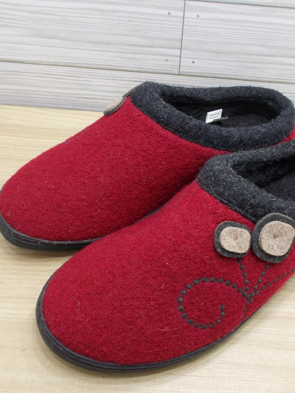 Acorn Dara Women's 6.5-7.5 Slippers Boiled Wool Charcoal Red Berber NEW